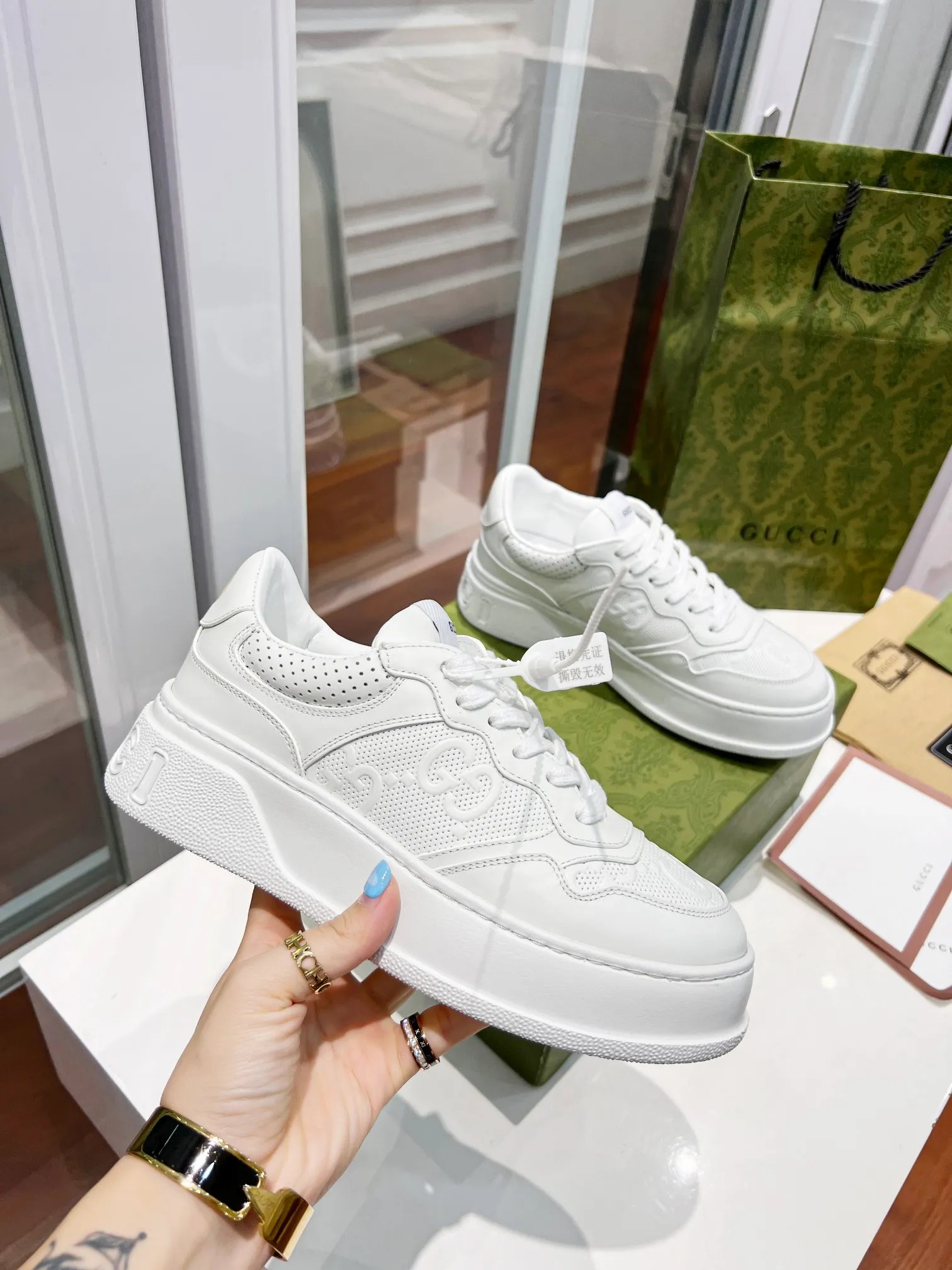 👟👟Ex-factory price 480👟👟 Women's Shoe Factory New Chunky B series lightweight soft thick sole sports series! G family's white shoes for couples, GUUC* counter-synchronized shoes, ancient and exotic catwalk models! The style design is light, luxurious and retro...thick sole increases height...similar to an upgraded version of classic white shoes! Original customized cowhide fabric (classic old floral fabric, perforation, embossing process), cowhide lining, original foam lightweight outsole, GG Logo on the heel, 4cm thick sole, classic Gucci webbing... Women's 35-40/Men's 39-44 (full size) Women's 41, Men's 45 are custom-made and non-returnable